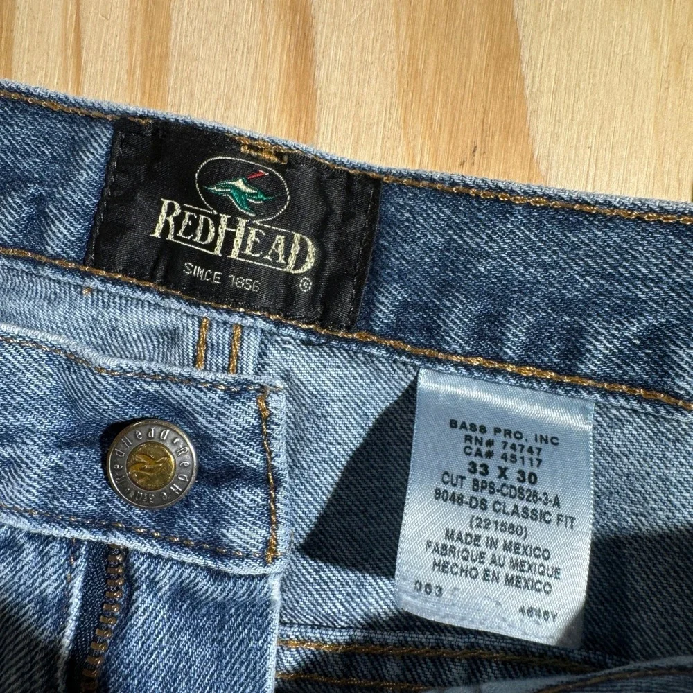 RedHead Men's Classic Fit Medium Wash Distressed Denim Jeans Waist 33